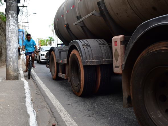 Durante a reportagem, o fotojornalista Fernando Madeira flagrou o momento exato em que um ciclista perdeu o equilíbrio ao lado de uma carreta na Avenida Maruípe, em Vitória por Fernando Madeira