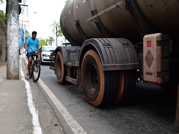 Durante a reportagem, o fotojornalista Fernando Madeira flagrou o momento exato em que um ciclista perdeu o equilíbrio ao lado de uma carreta na Avenida Maruípe, em Vitória por Fernando Madeira