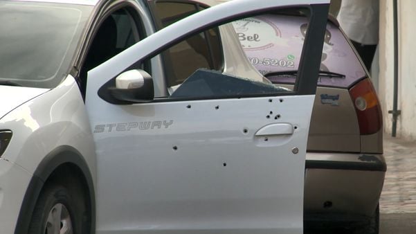 Carro de motorista de aplicativo é metralhado em Feu Rosa, na Serra