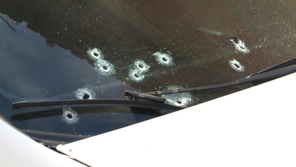 Carro de motorista de aplicativo é metralhado em Feu Rosa, na Serra
