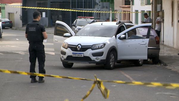 Carro de motorista de aplicativo é metralhado em Feu Rosa, na Serra
