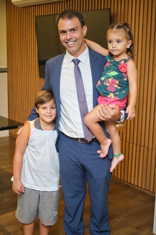 O advogado Eduardo Sarlo com a filha Manoela e o filho Daniel