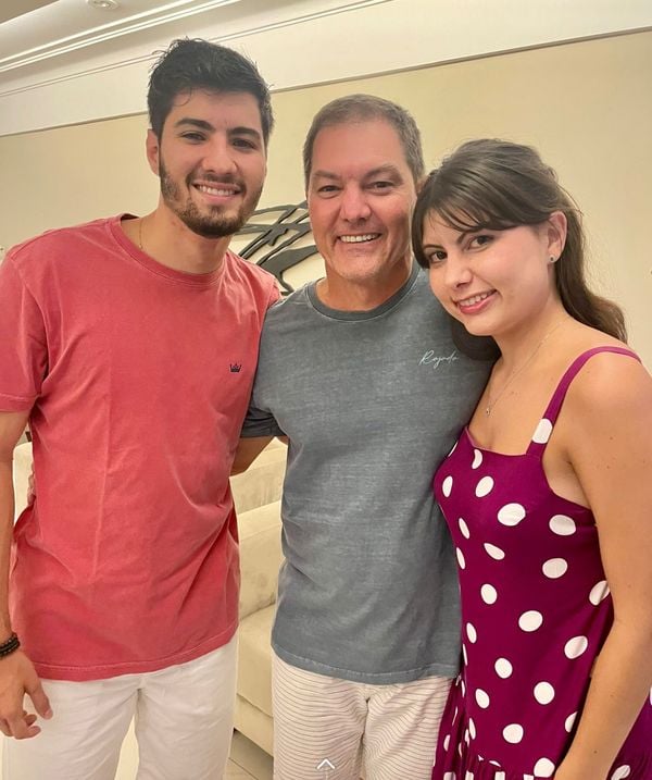 O médico e membro da diretoria do Iate Clube do Espírito Santo, Carlos Moschen, entre os filhos Pedro e Giulia.