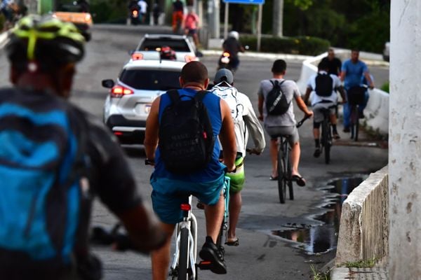 Matéria especial: os riscos que os ciclistas enfrentam para trafegar na Grande Vitória. Trecho em Vila Velha, na saída das Cinco Pontes