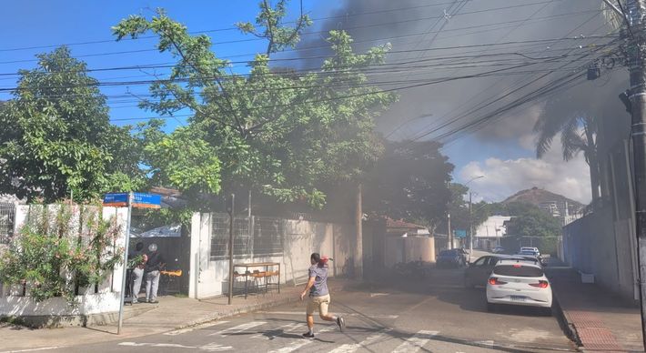 As imagens mostram muita fumaça no local, mas, segundo clientes, funcionários do restaurante conseguiram extinguir as chamas