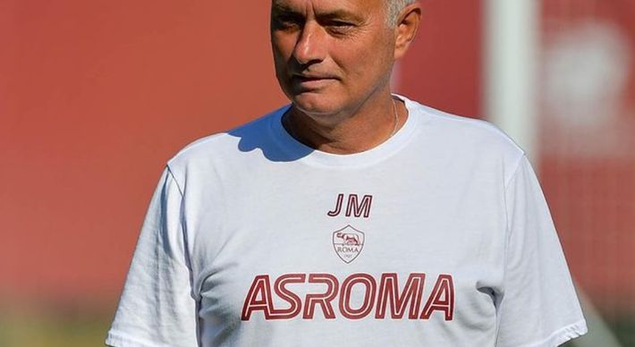 Além de colocar o clube italiano no rumo das conquistas, José Mourinho também conta com a grande identificação da torcida com o seu trabalho. Na equipe desde 2021, o português já é cogitado para permanecer no comando da equipe nas próximas temporadas
