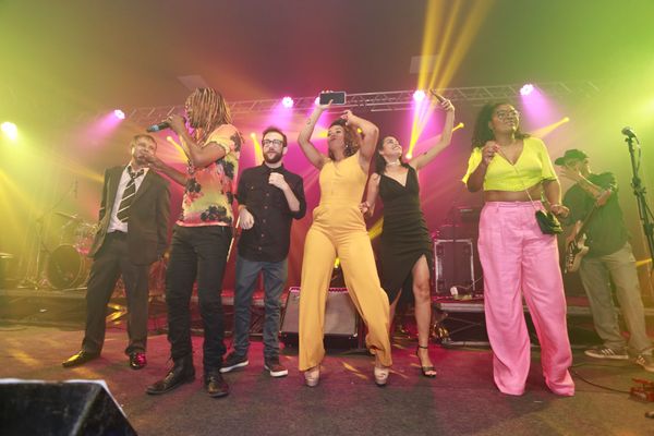 Noite homenageou melhores marcas da região e contou com show de Toni Garrido por Daniel Dias