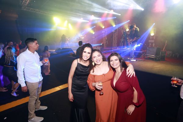 Noite homenageou melhores marcas da região e contou com show de Toni Garrido por Daniel Dias