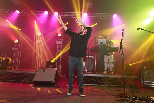 Noite homenageou melhores marcas da região e contou com show de Toni Garrido por Daniel Dias