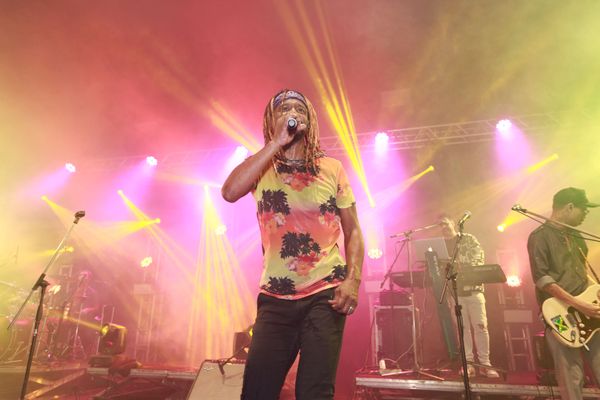 Noite homenageou melhores marcas da região e contou com show de Toni Garrido por Daniel Dias