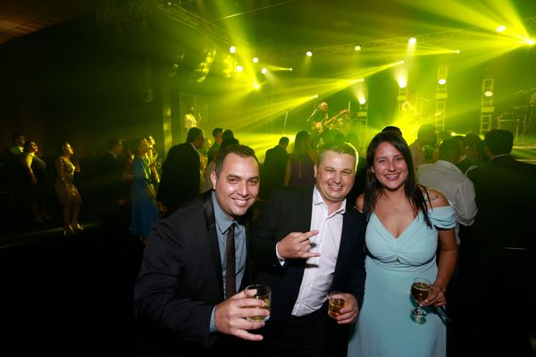 Noite homenageou melhores marcas da região e contou com show de Toni Garrido por Daniel Dias