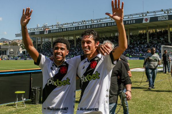Andrey e Marlon Gomes comemoram vitória do Vasco contra o Tombense, na Série B do Brasileirão