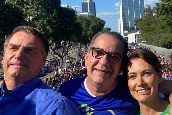 O presidente Jair Bolsonaro (PL), o pastor Silas Malafaia e a primeira-dama Michelle Bolsonaro na Marcha para Jesus, no Rio de Janeiro, neste sábado (13)