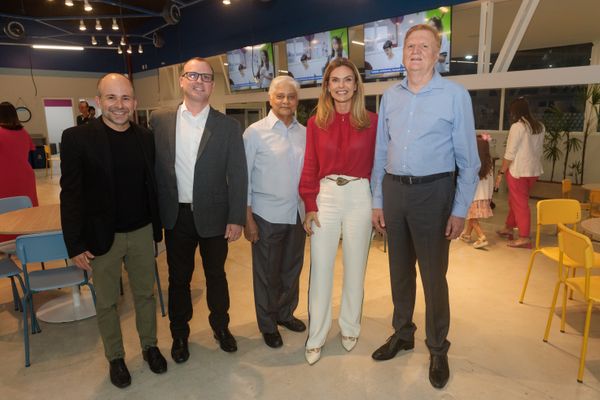 Cristiano Carvalho e Mariana Buaiz, com os diretores do Sinepe-ES, Bruno Del Caro, Geraldo Diório e Moacir Lellis.