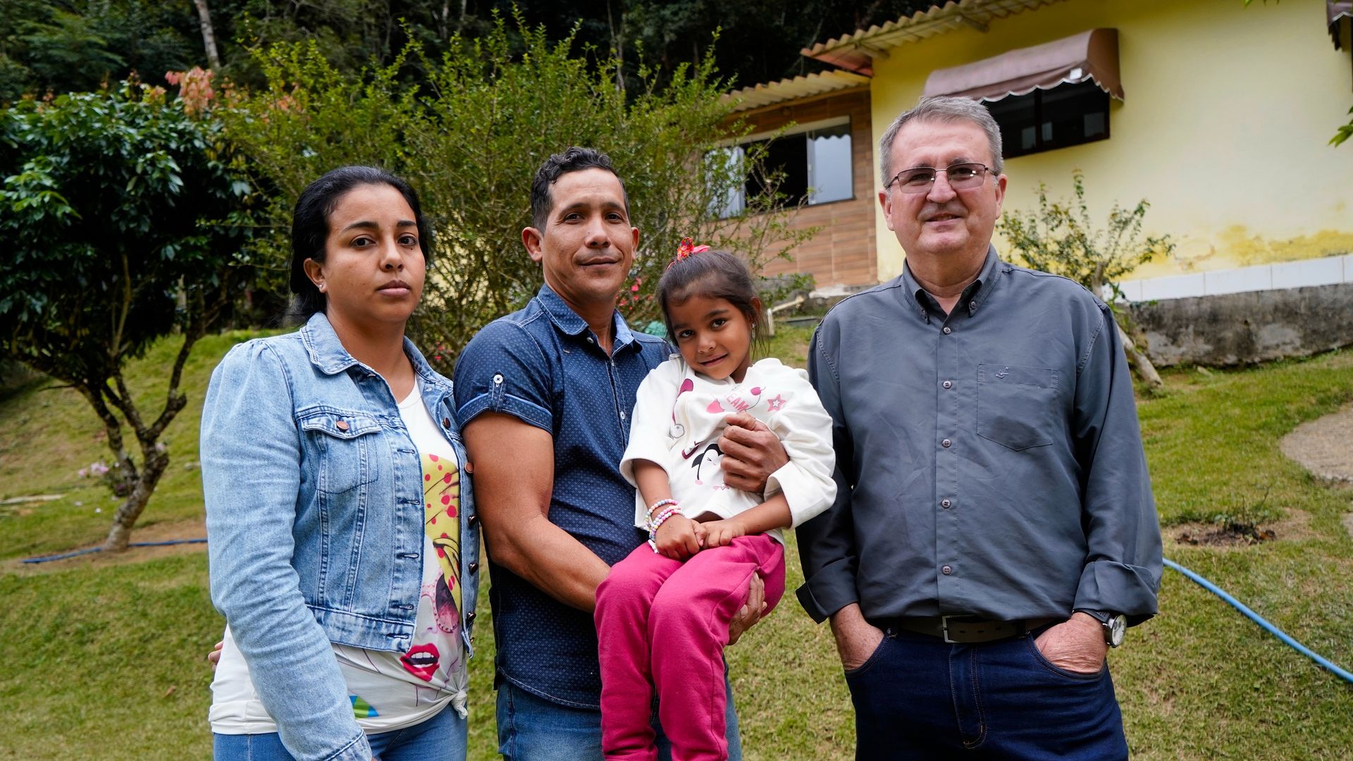 O empresário Luis Carlos Tose empregou um casal venezuelano para trabalhar no sítio que ele possui em Santa Teresa por meio do Operação Acolhida, do Exército. Annielly, José Rafael e a filha chegaram ao Espírito Santo em junho deste ano