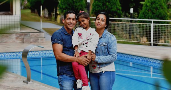 Família deixou quase tudo para trás e cruzou a fronteira do Brasil, e agora mora em um sítio em Santa Teresa. Entenda como funciona a Operação Acolhida e como contratar refugiados