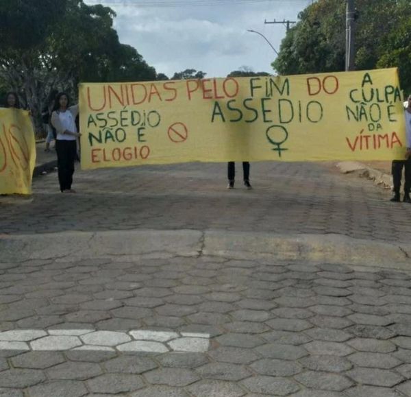 Alunos da Escola Estadual de Ensino Fundamental e Médio (EEEFM) Primo Bitti fizeram um protesto contra os casos de assédio