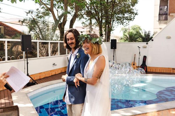 O casal reuniu a família e amigos em mini wedding no sábado (13), no condomínio do pai do noivo, na Mata da Praia