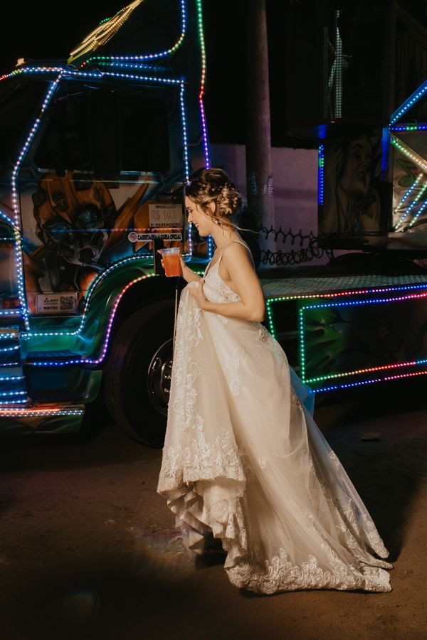 Vídeo de casal capixaba em carreta após casamento viraliza nas redes  por Thalyta e Pablo Fotografia