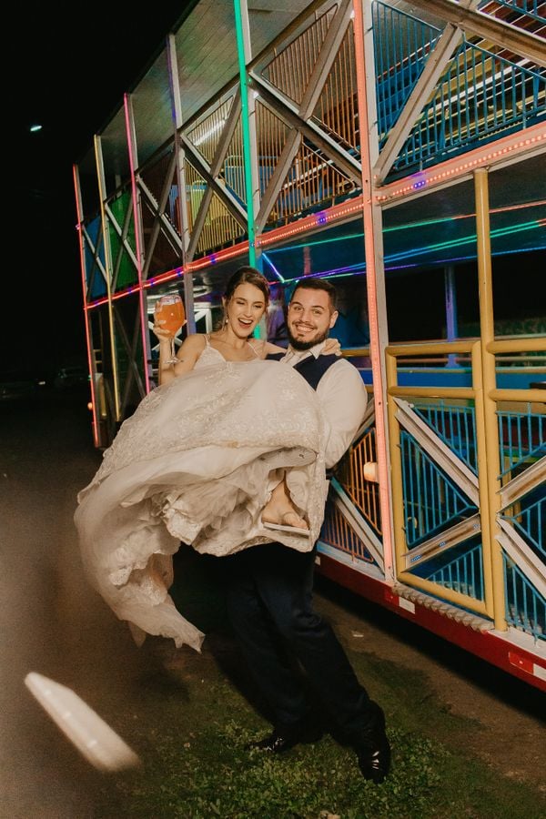 Vídeo de casal capixaba em carreta após casamento viraliza nas redes  por Thalyta e Pablo Fotografia