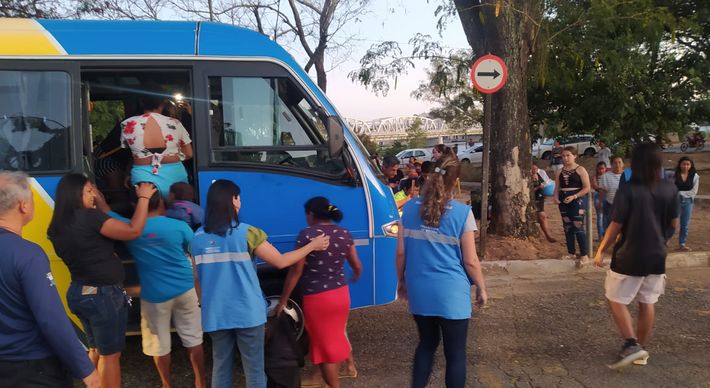 Grupo de refugiados veio em ônibus da Prefeitura de Teixeira de Freitas e foi deixado perto da rodoviária da Capital