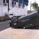 Imagem - Carro com mãe e bebê capota em acidente em Linhares