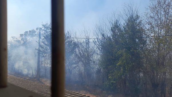 Moradores do bairro Nossa Senhora Aparecida, em Cachoeiro de Itapemirim, se assustaram com a fumaça do incêndio por Internauta | A Gazeta