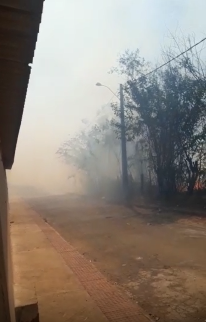 Ruas do bairro Nossa Senhora Aparecida, em Cachoeiro de Itapemirim, ficaram tomadas pela fumaça por Internauta | A Gazeta