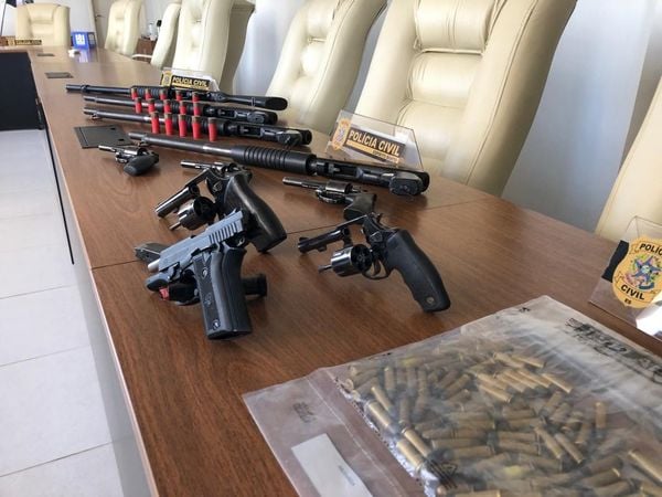 Dez armas e munições foram apreendidas dentro de carro em Vitória