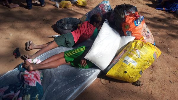 Grupo de 25 venezuelanos com idosos e crianças foi abandonado por ônibus de prefeitura de cidade da Bahia em Vitória
