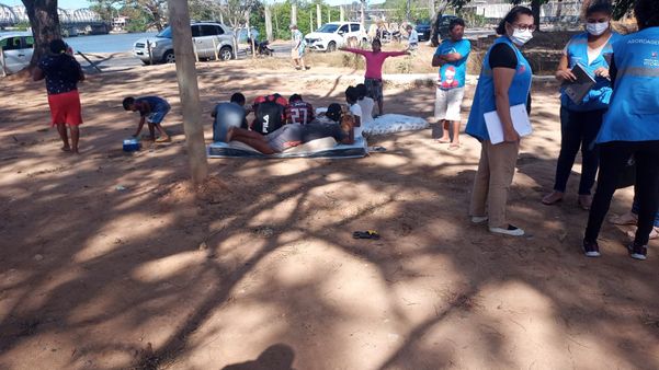 Grupo de 25 venezuelanos com idosos e crianças foi abandonado por ônibus de prefeitura de cidade da Bahia em Vitória por Vinicius Zagoto