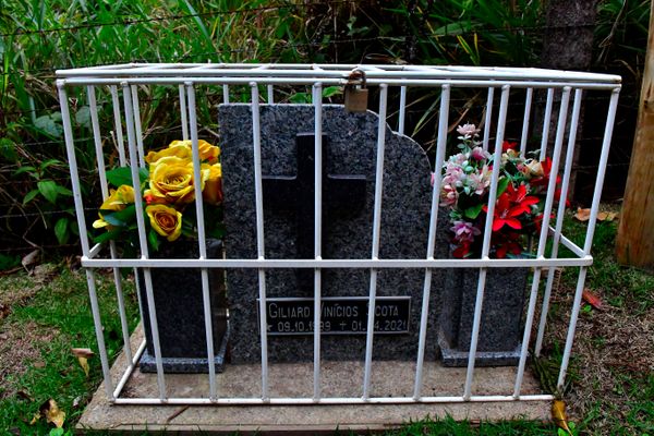 Lápide às margens de rodovia em Penha, Santa Teresa, ES
