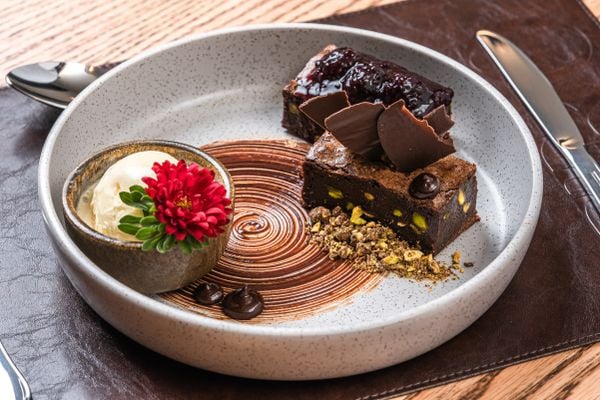 Brownie com pistache do restaurante Tero Gastronomia, na Praia do Canto, em Vitória por Voga Studio