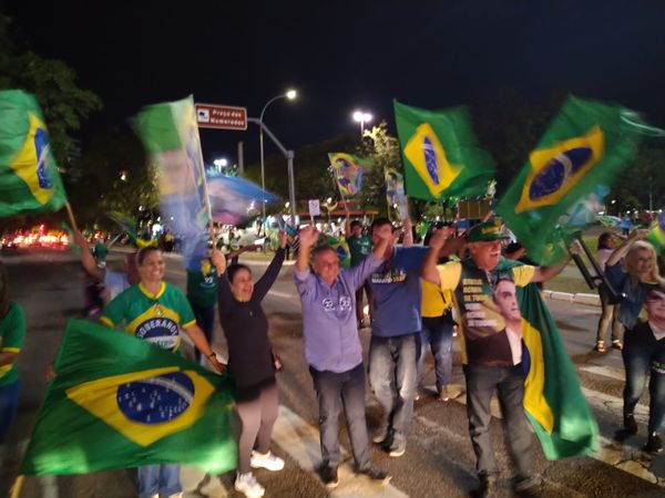 Primeiro dia de campanha dos candidatos ao governo do ES: Carlos Manato em adesivaço com apoiadores