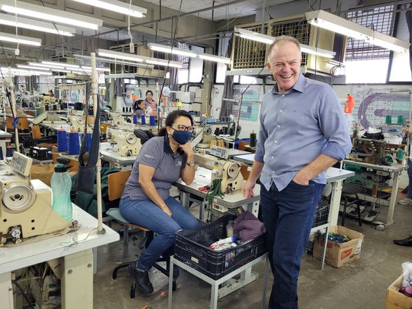 Primeiro dia de campanha dos candidatos ao governo do ES: Renato Casagrande visita indústria têxtil em Cariacica
