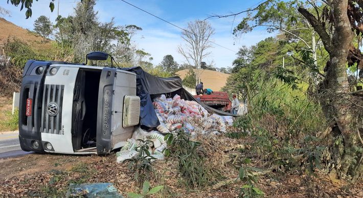 Veículo tombou na manhã desta quarta-feira (17), no limite entre os municípios de Guaçuí e Alegre. Motorista e três ajudantes ficaram feridos e foram socorridos para um pronto-socorro