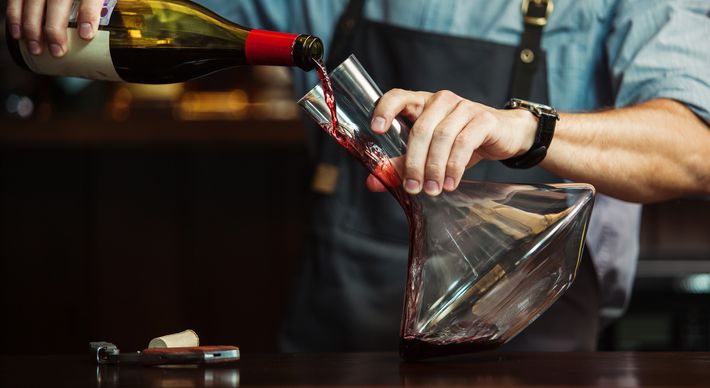 O utensílio é fundamental na hora de servir vinhos de guarda, que precisam 'respirar' para revelar toda a sua potência aromática