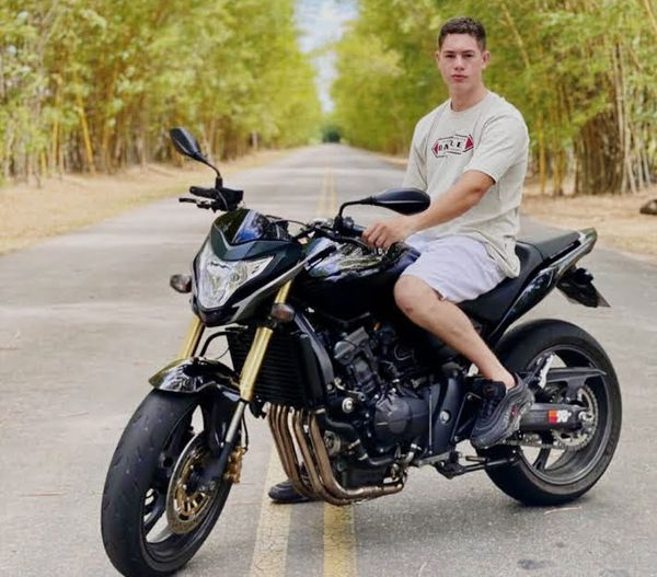 O jovem Giliard Vinicios Scota com a moto de 600 cilindradas, com a qual sofreu o acidente em 2021 em Santa Teresa. Crédito: Acervo familiar