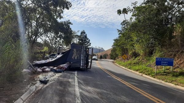 Caminhão carregado com arroz tombou na BR482 por Divulgação/ PM 