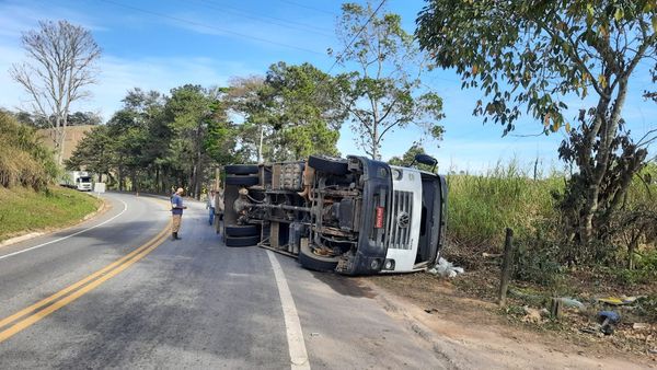 Caminhão carregado com arroz tombou na BR482 por Divulgação/ PM 