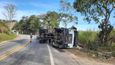 Caminhão carregado com arroz tombou na BR482(Divulgação/ PM )