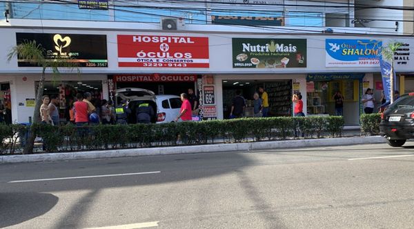 Carro foi parar dentro de ótica em Vila Velha