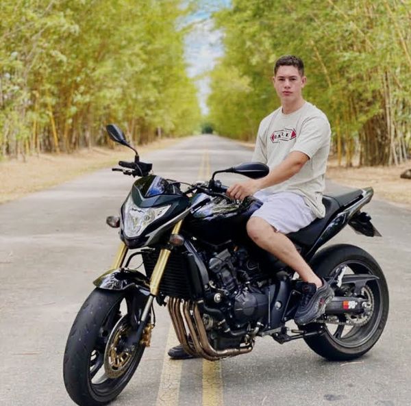 O jovem Giliard Vinicios Scota com a moto de 600 cilindradas, com a qual sofreu o acidente em 2021 em Santa Teresa