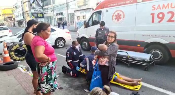 Corolla saiu de uma garagem, arrancou o portão, que atingiu a mulher com a criança; na sequência, o veículo ainda foi atingido por um Transcol na Avenida Luciano das Neves