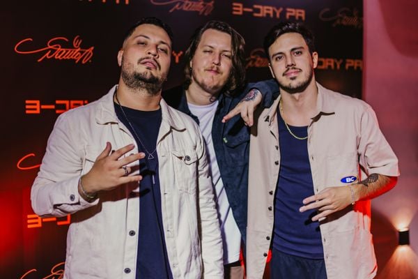 Amigos Raul Mesquita, Lucas de Carvalho e  Rafael Valadares prestigiaram o aniversário do atleta nesta quinta-feira (17), em Vitória por Marcella Neitzel