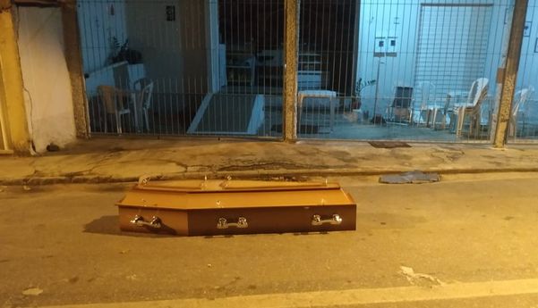 Caixão no meio da rua em Jerônimo Monteiro