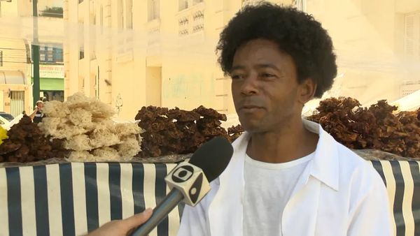 Comerciante Antônio de Jesus do Nascimento, conhecido como Baiano, atua na Praça Costa Pereira