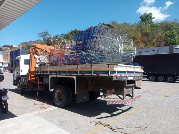 Os 85 carrinhos de supermercado que estavam no local foram apreendidos por Divulgação | Polícia Civil