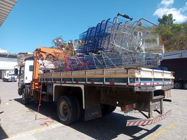 Os 85 carrinhos de supermercado que estavam no local foram apreendidos por Divulgação | Polícia Civil