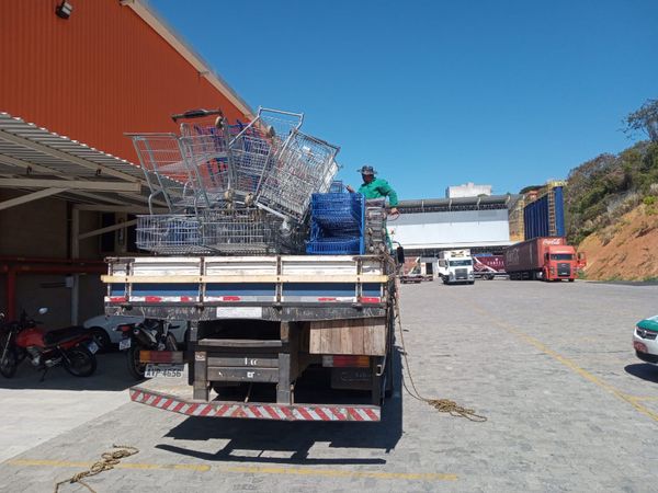 Os 85 carrinhos de supermercado que estavam no local foram apreendidos por Divulgação | Polícia Civil